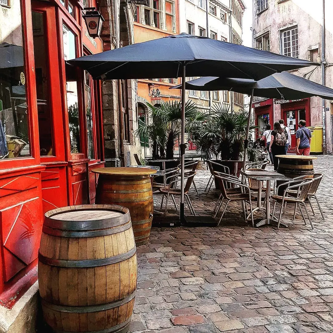 La devanture de L’Alchimiste dans une rue du Vieux-Lyon