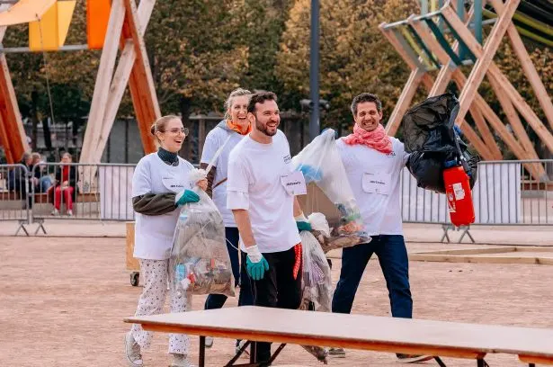 Une équipe pendant un défi du Clean Up Challenge