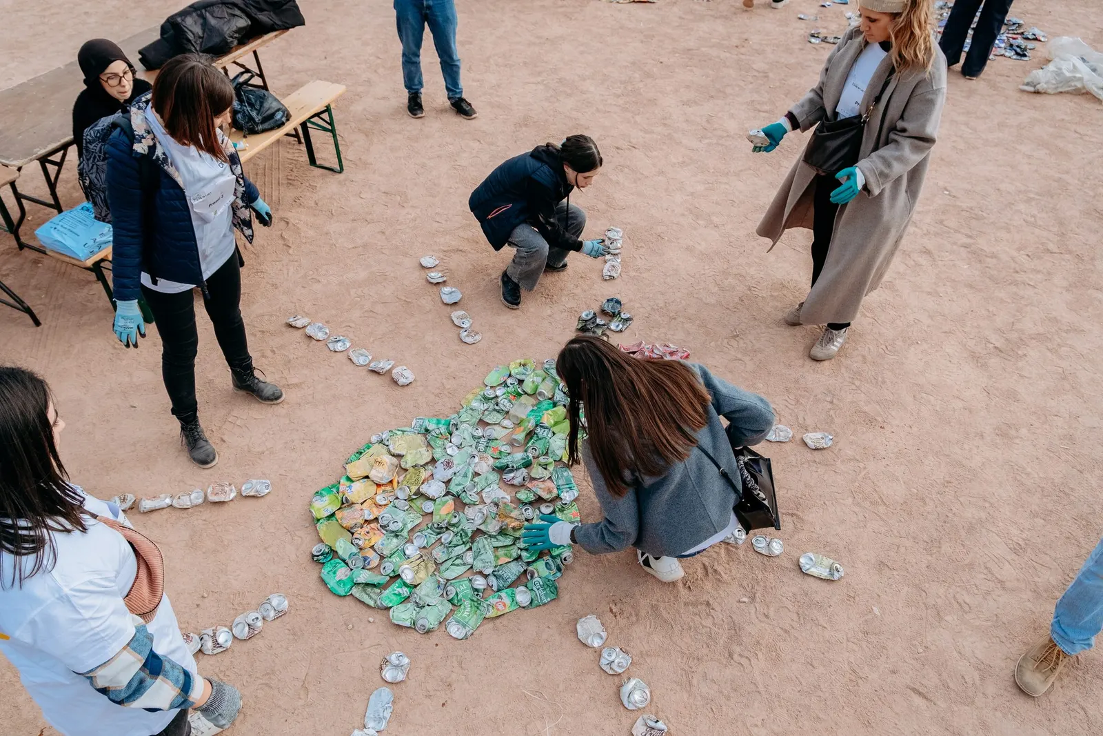 Des participants trient les déchets collectés sur la place