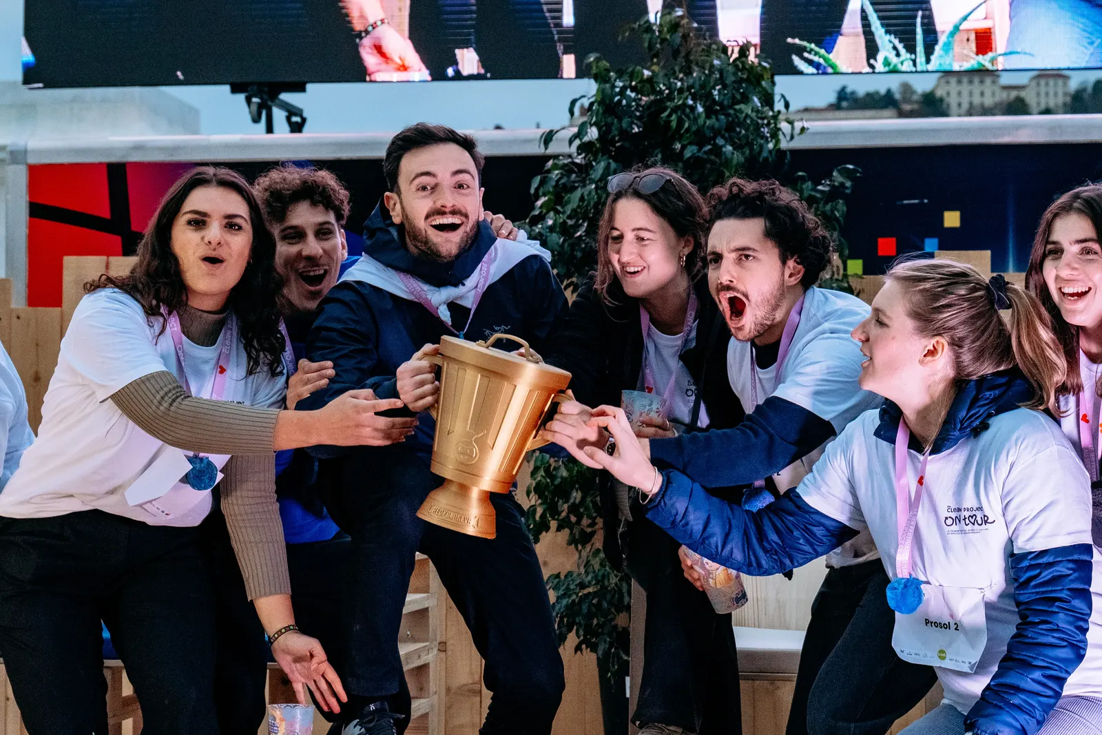 L’équipe gagnante brandit la poubelle dorée