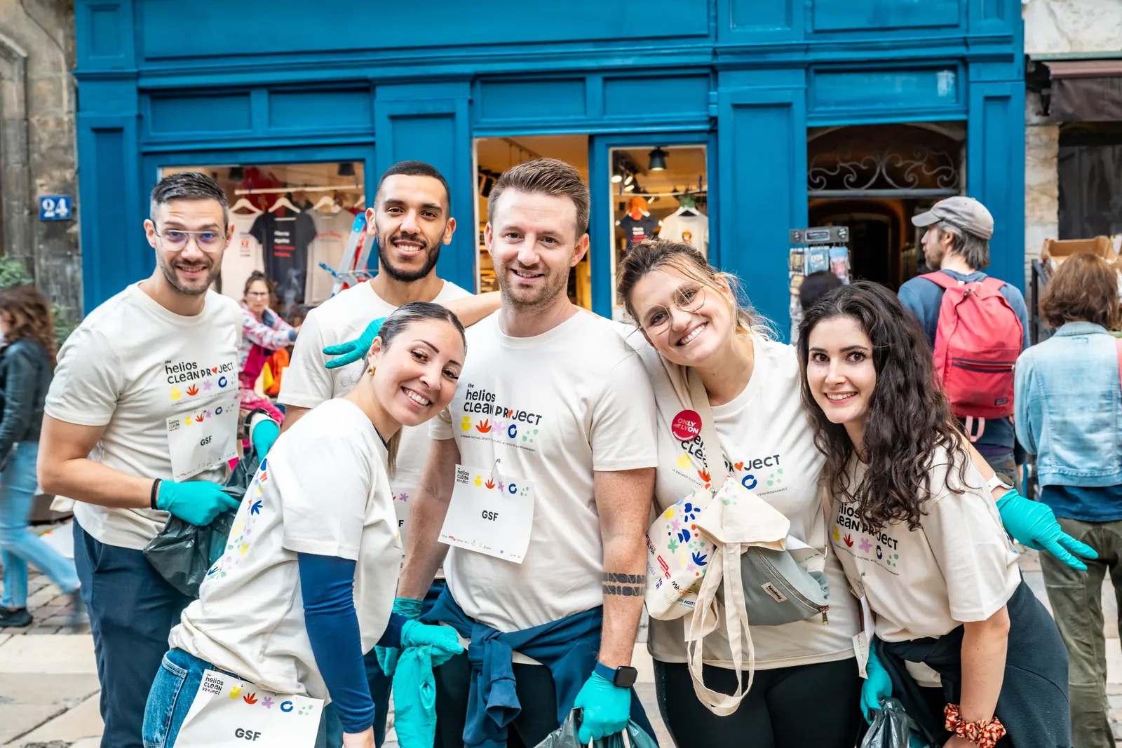 Une équipe de salariés en t-shirts pendant un cleanup en centre-ville