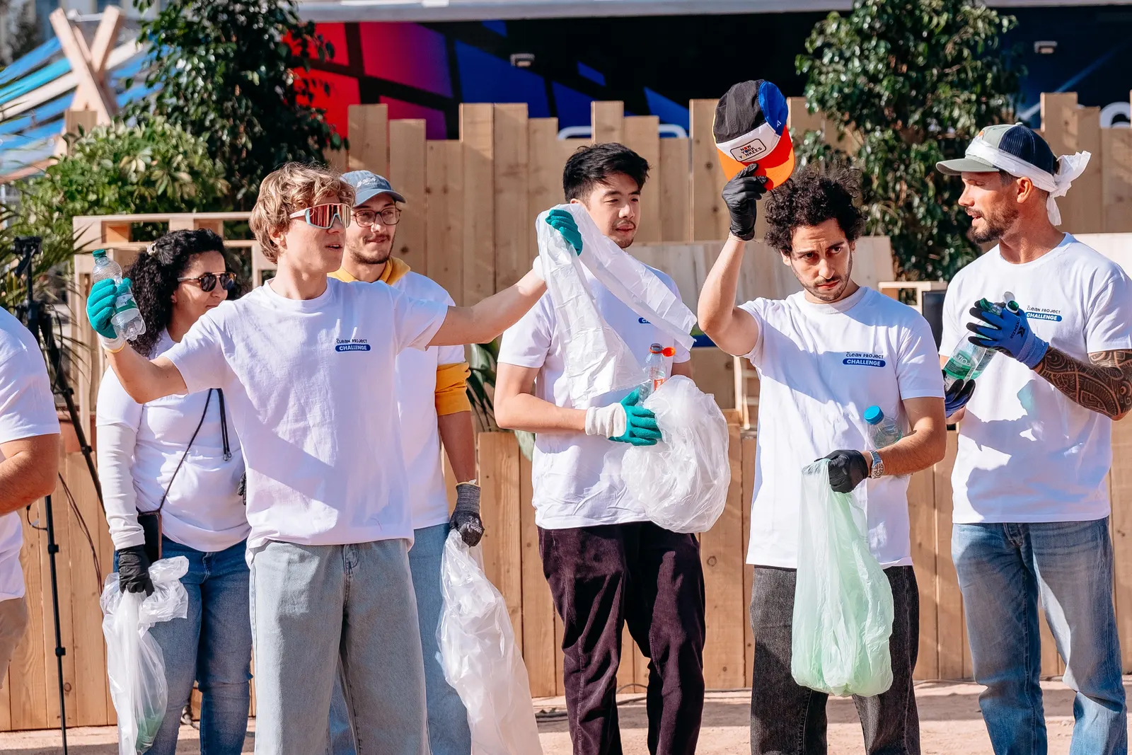 Des joueurs des Clean Games montrent leur collecte