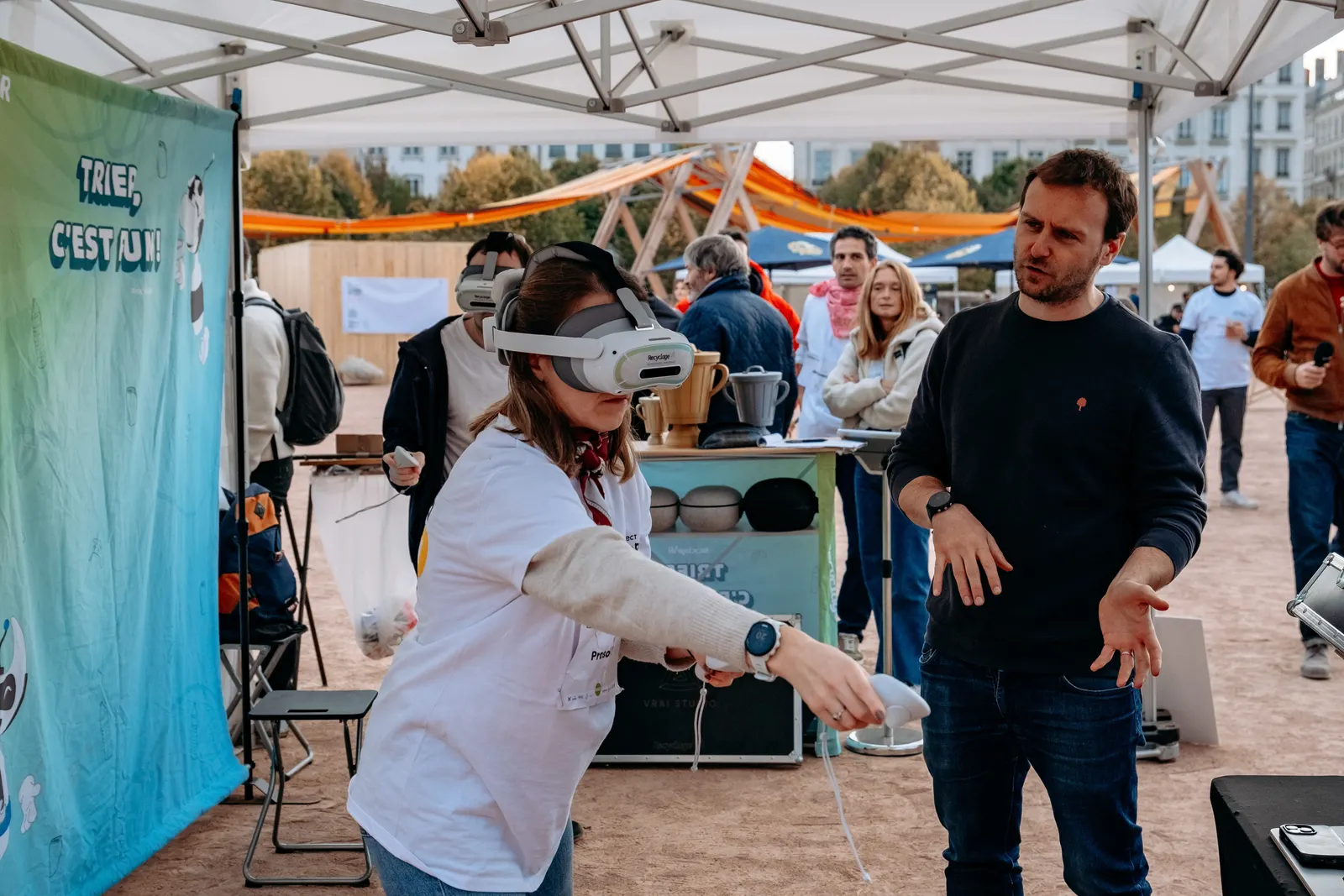 Une participante joue au jeu de tri en réalité virtuelle pendant les Éco-Battles
