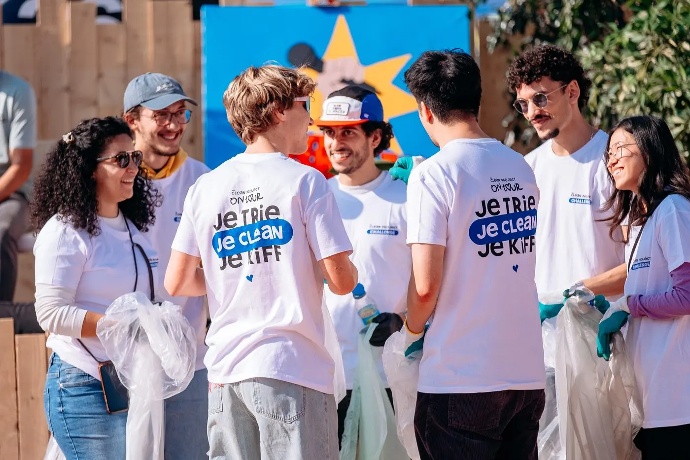 La brigade Du Clean & du Kiff en t-shirts Je trie, je clean, je kiff