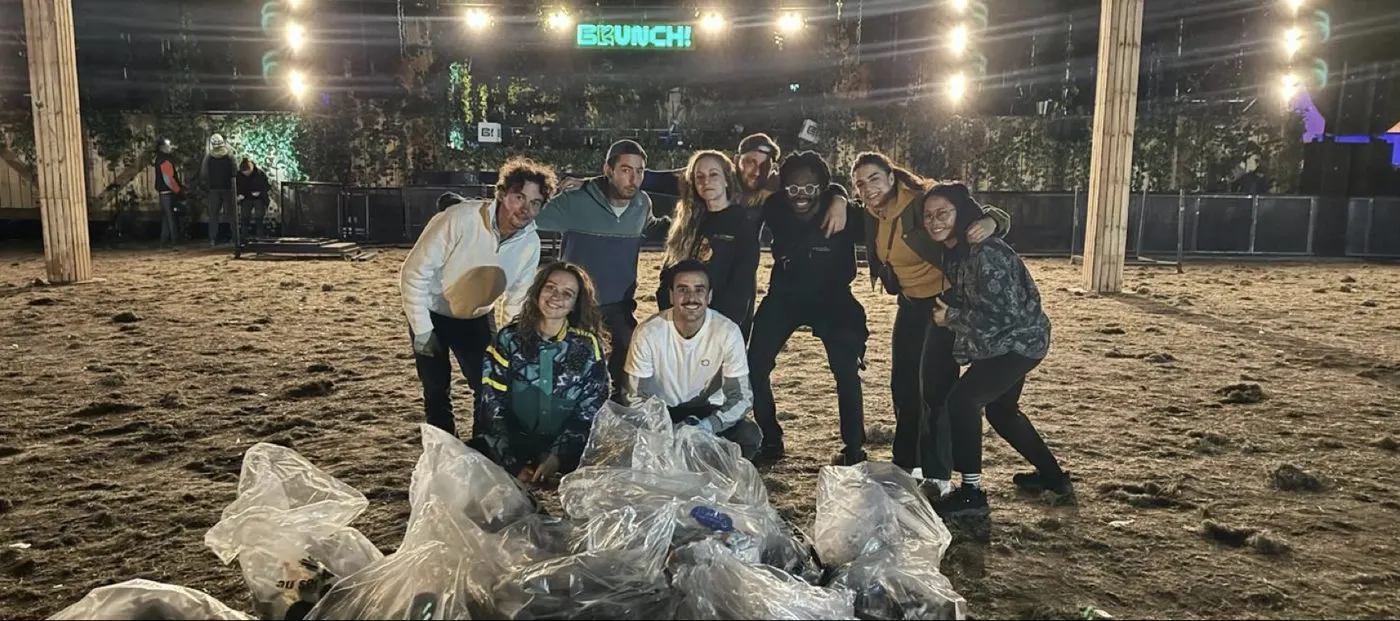 La brigade autour des sacs collectés après la fermeture du Brunch Electronik