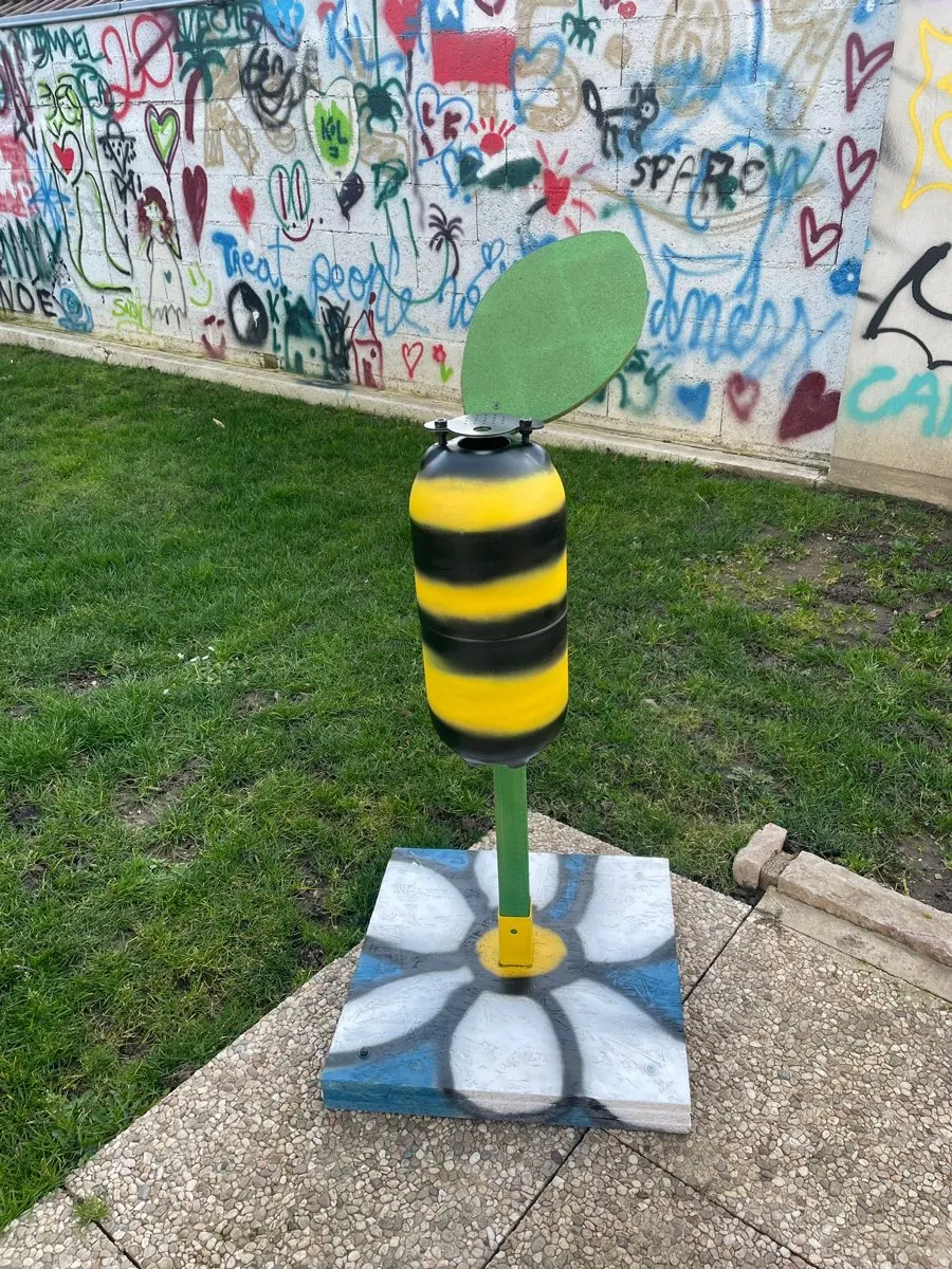 Collecteur à mégots en forme d’abeille, peint à la main