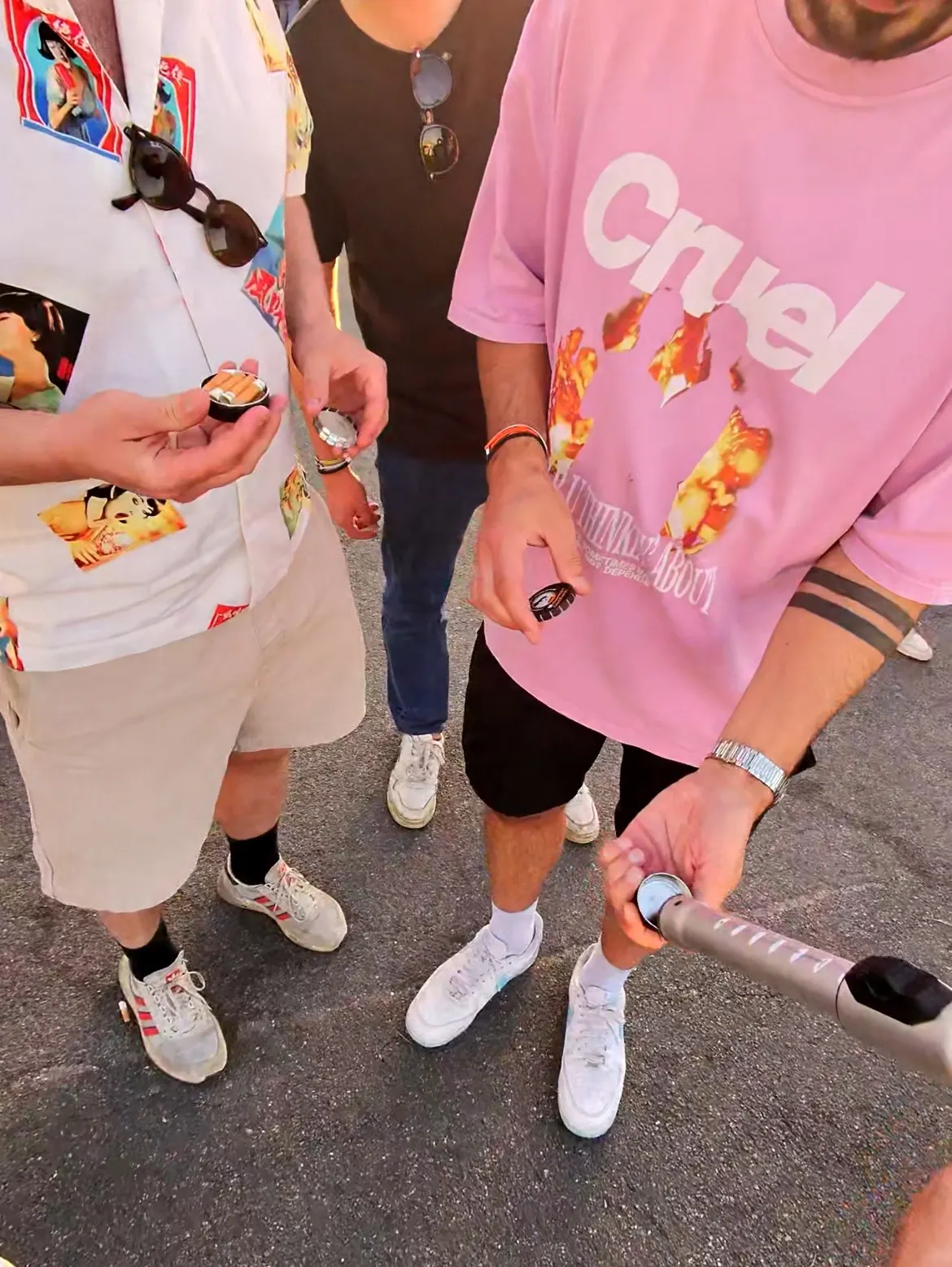 Des festivaliers ouvrent leurs cendriers de poche