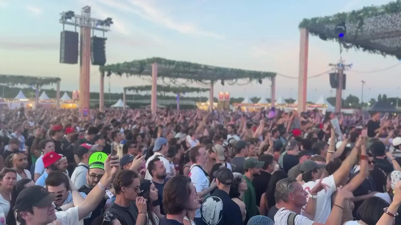 La foule du Brunch Electronik devant la scène principale