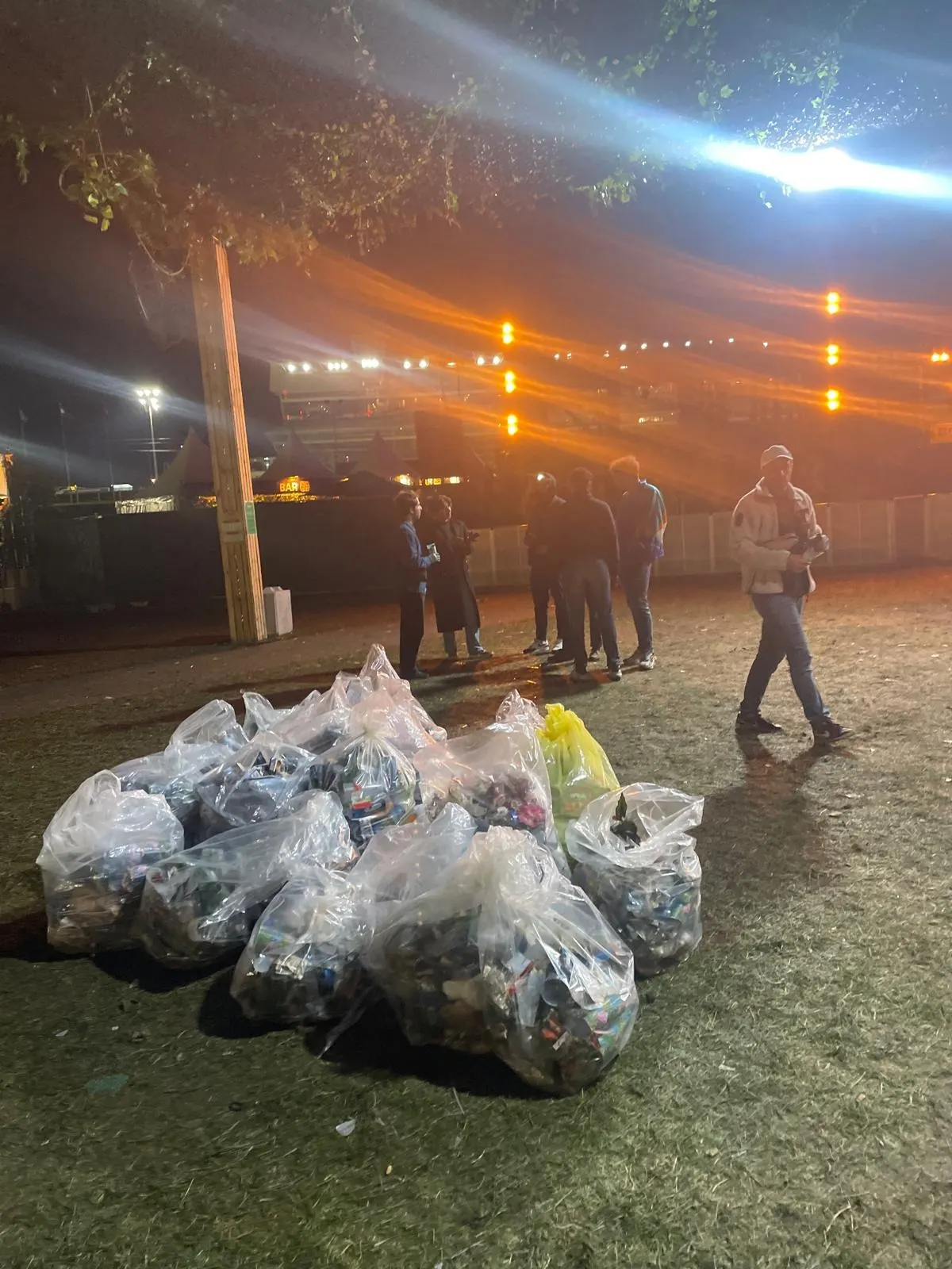 Les sacs de déchets triés, la nuit, sur le site