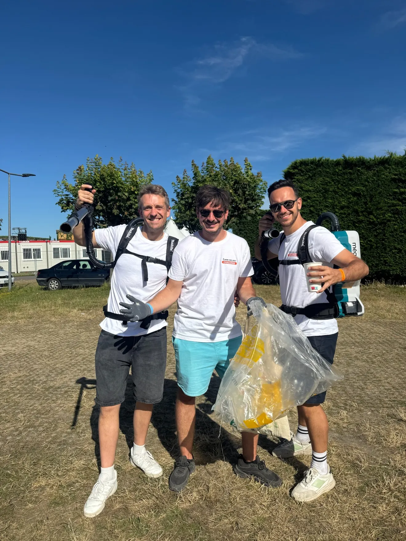 Trois membres de la brigade, mégotteurs et sacs en main