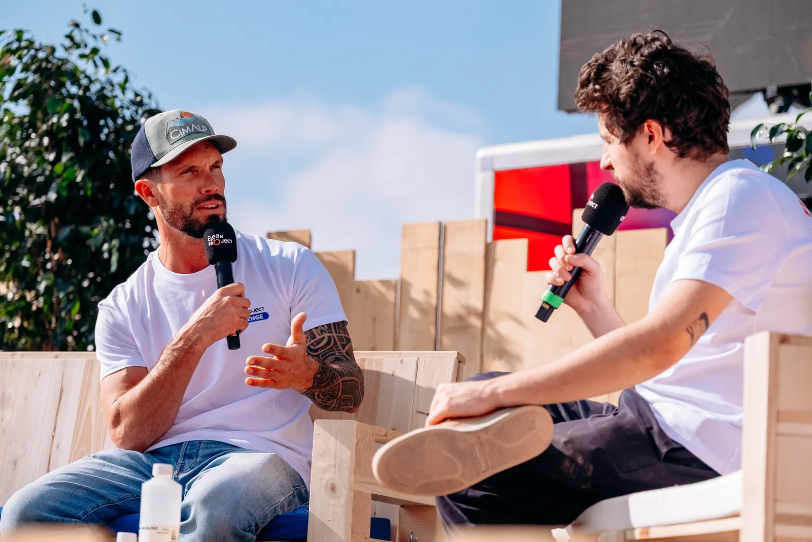 Une conférence sur la scène de l’éco-village, micros The Clean Project en main