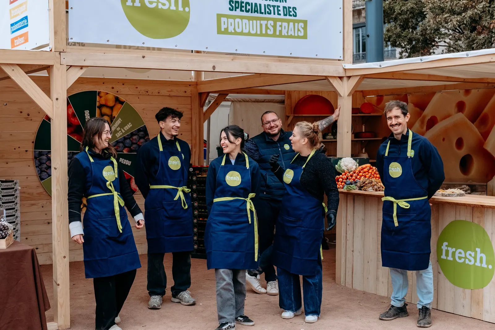L’équipe Fresh en tabliers devant son stand sur mesure