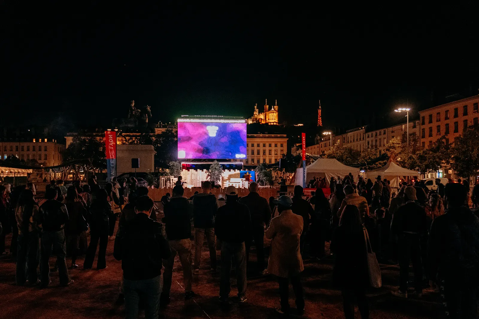Le public devant l’écran géant, la nuit, sur la place Bellecour