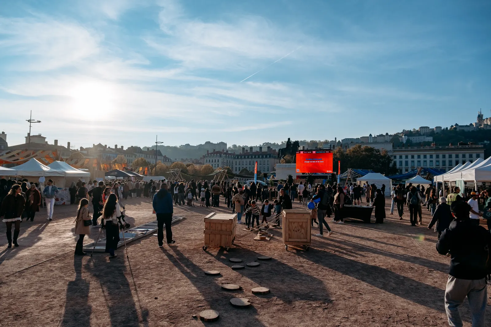 La place Bellecour pendant The Fresh Clean Project, avec l’écran géant et Fourvière