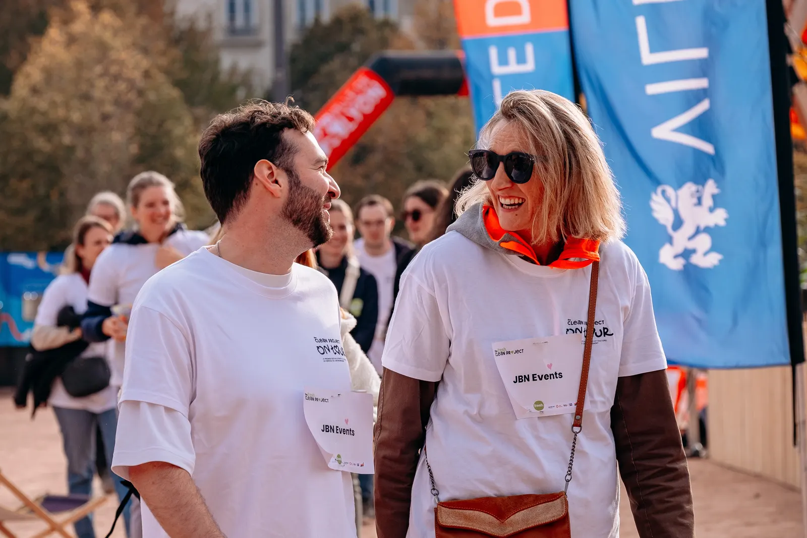 Deux collaborateurs JBN Events en t-shirt Clean Project, dossard sur la poitrine