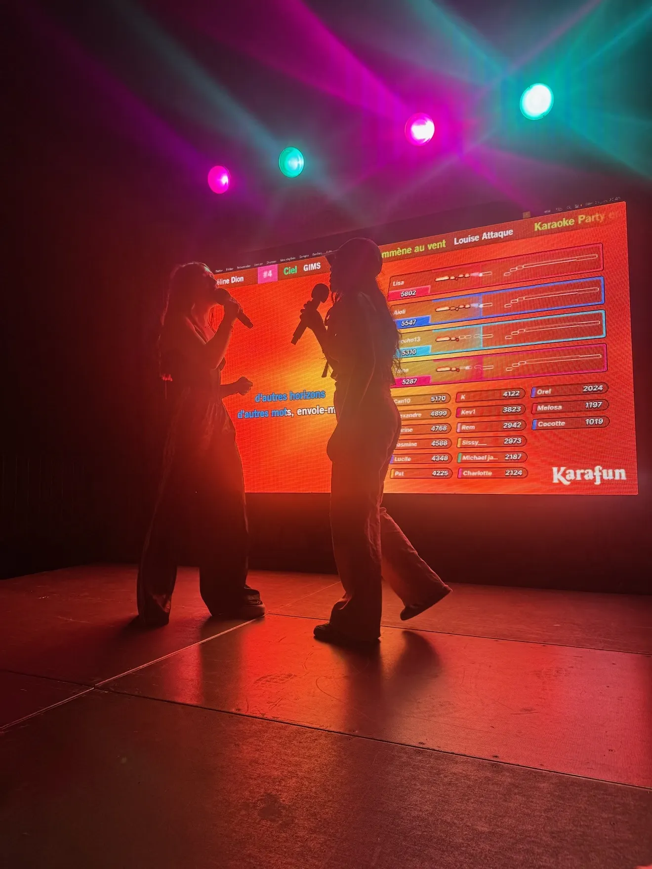 Deux candidates s’affrontent en Battle Voice devant l’écran des scores