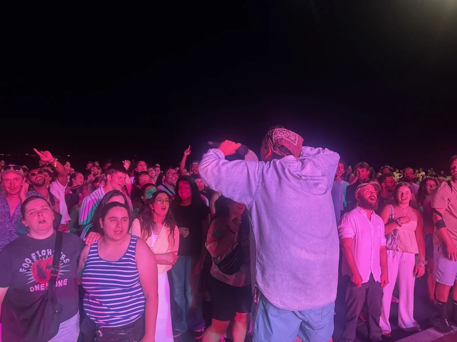 Un chanteur face au public qui reprend en chœur