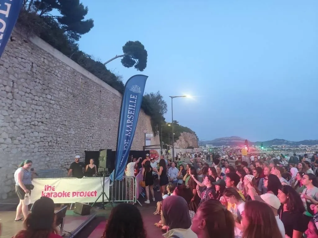 La scène The Karaoke Project sur la Corniche, entre le mur de pierre et le public
