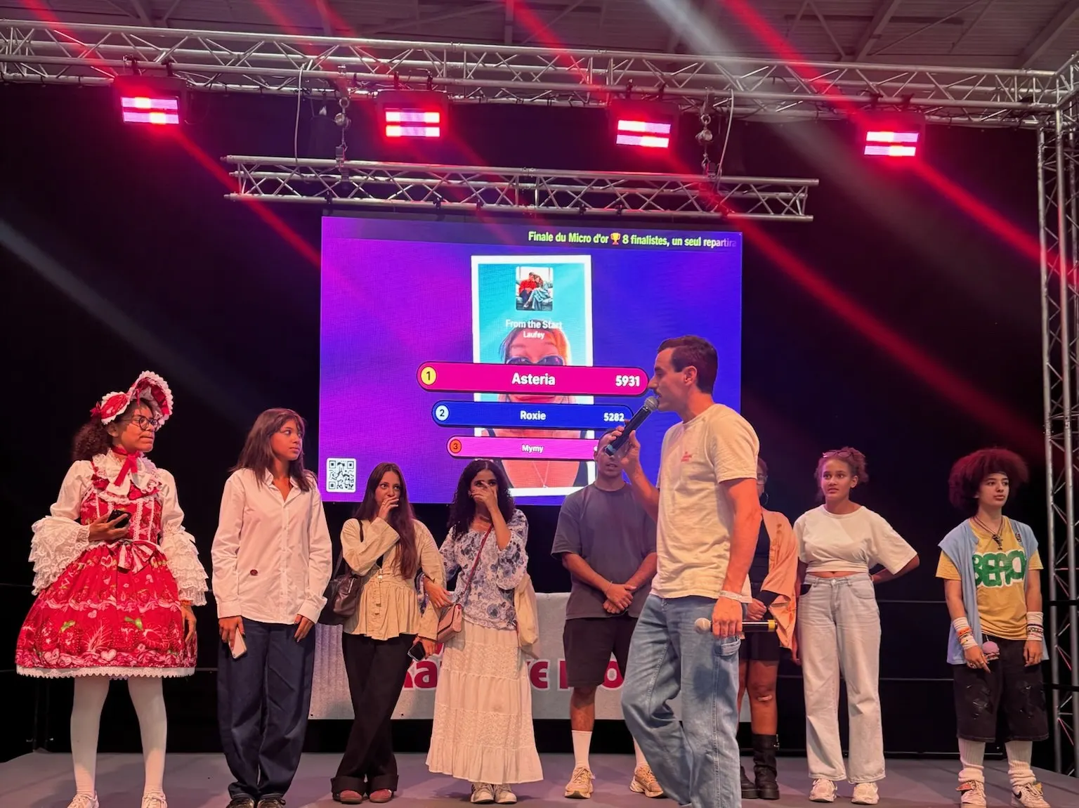 Les huit finalistes du Micro d’Or sur la scène