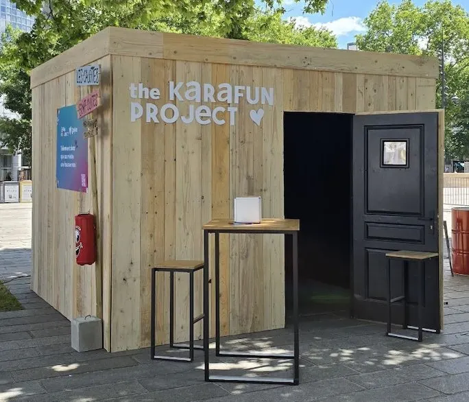 La box karaoké en bois, vue de l’extérieur