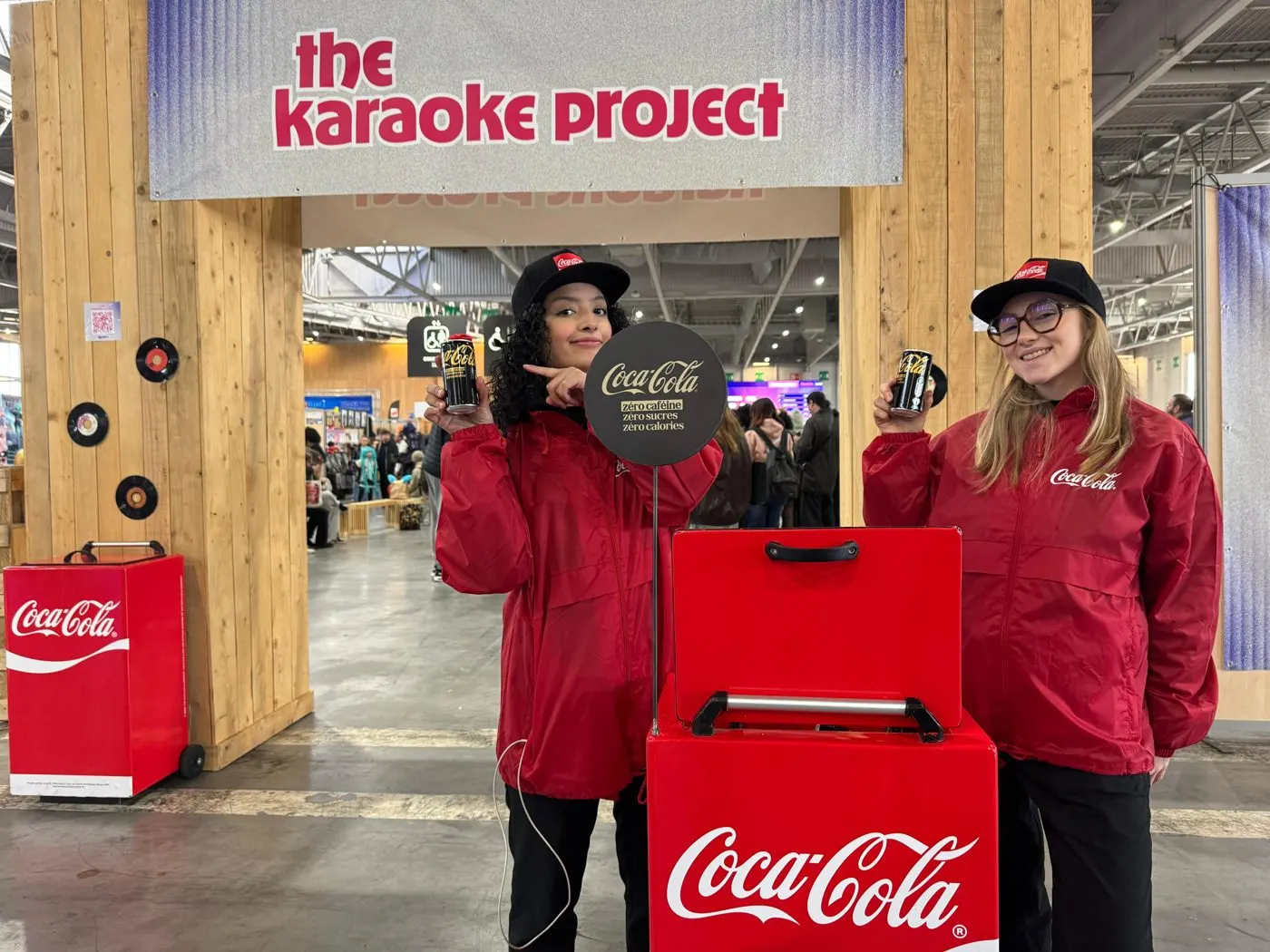 Échantillonnage Coca-Cola sur le stand The Karaoke Project au salon Paris Manga