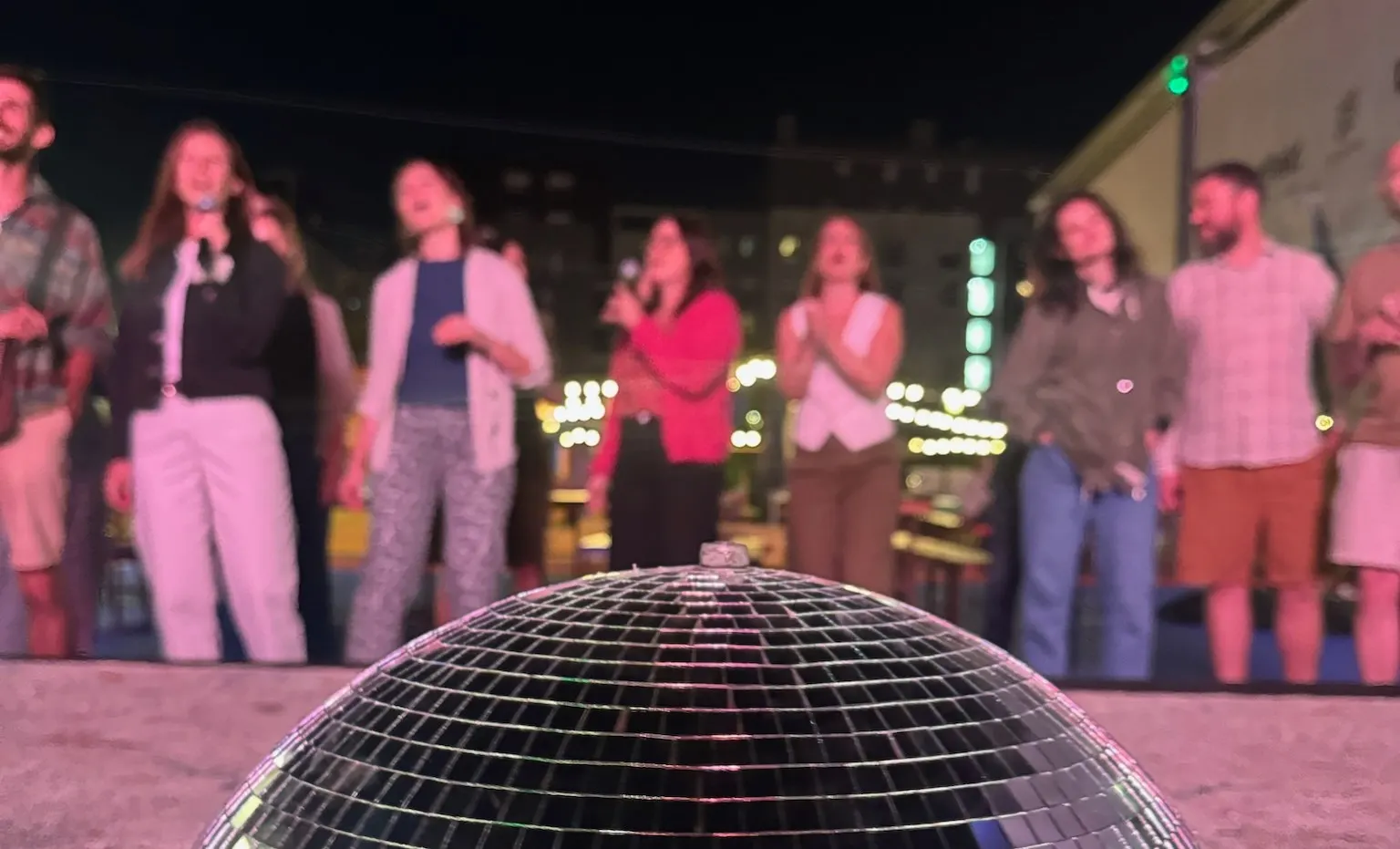 Karaoké collectif sous les lumières
