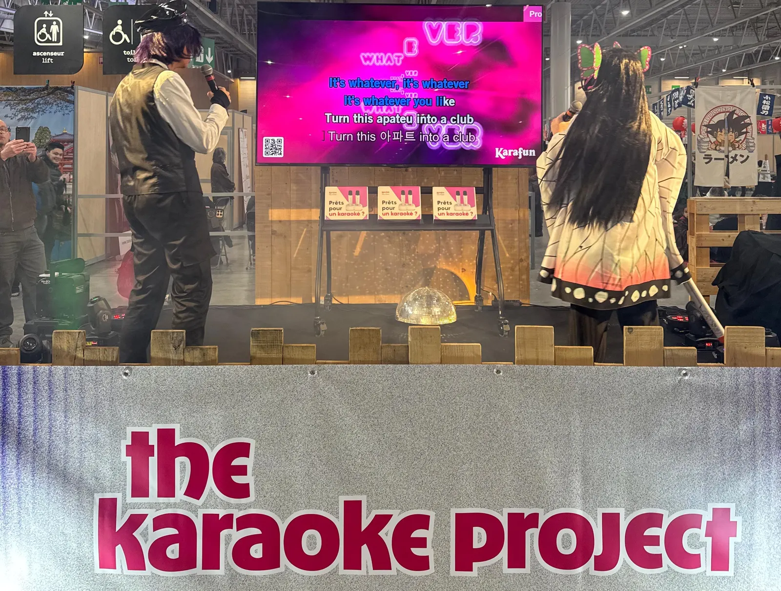 Le public du salon Paris Manga devant la scène The Karaoke Project