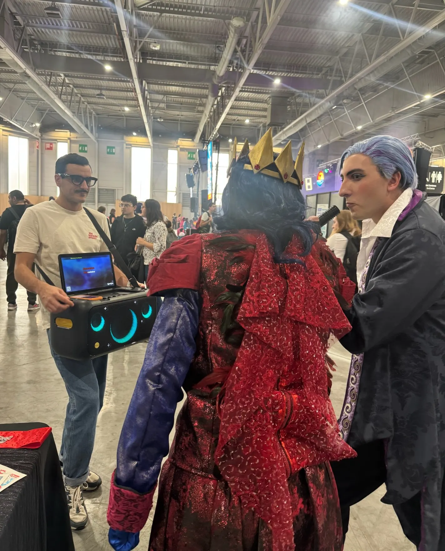 Un animateur fait chanter des cosplayeurs dans une allée du salon