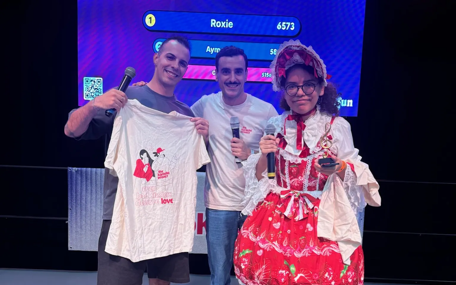 Roxie, gagnante du Micro d’Or, avec son trophée et les animateurs