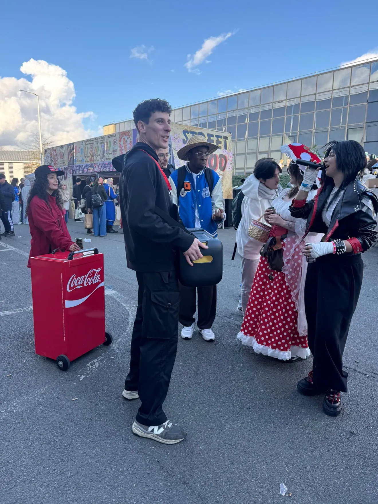 Un animateur du Karaoke Project fait chanter des visiteurs dans une allée