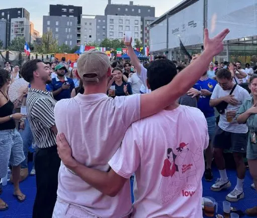 Le public chante et lève les bras