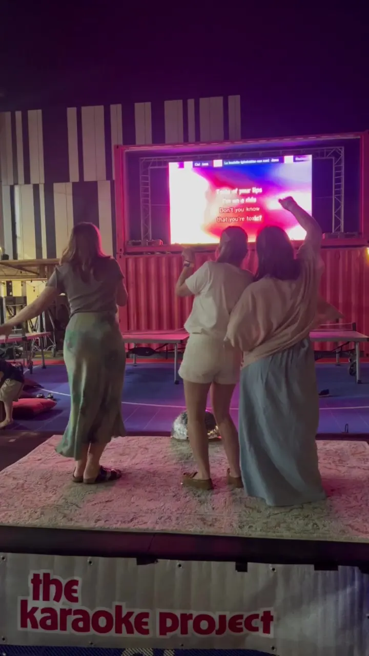Le public chante devant l’écran géant du Vitamine 7