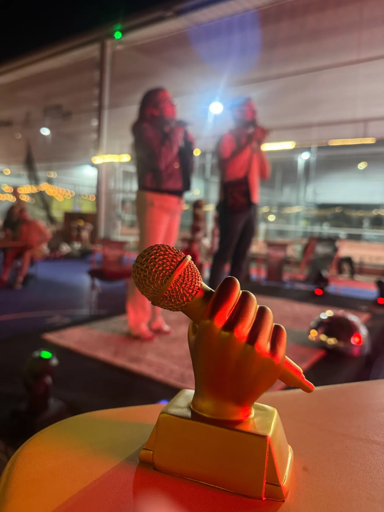 Le trophée du Micro d’Or devant la scène du Vitamine 7